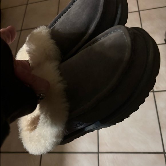 UGG Slippers/Shoes Women’s - Picture 3 of 12